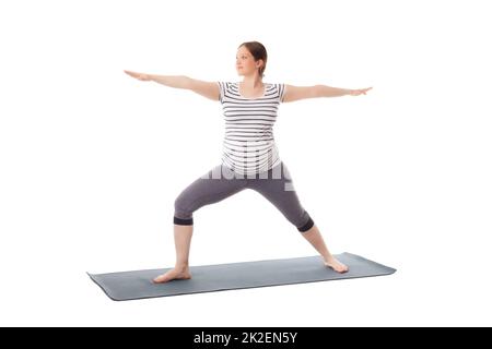 Schwangere beim Yoga Asana Virabhadrasana 2 Stockfoto