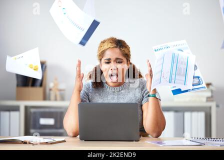 Stress, wütend und traurig Finanzmanager werfen Dokumente, Papier und Papierkram, während auf dem Laptop. Depression, frustriert oder schreiend schwarze Frau machen Stockfoto