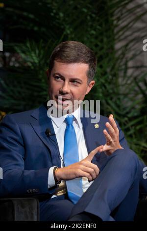 Austin, TX, USA. 22. September 2022. Der US-Verkehrsminister PETE BUTTIGIEG eröffnet das Texas Tribune Festival 2022 mit einem Interview mit dem Tribune-Redakteur Evan Smith (nicht gezeigt) im historischen Paramount Theatre in der Innenstadt von Austin. Buttigieg ist das erste offen schwule Kabinettsmitglied in der Geschichte der USA. (Bild: © Bob Daemmrich/ZUMA Press Wire) Stockfoto