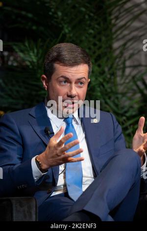 Austin, TX, USA. 22. September 2022. Der US-Verkehrsminister PETE BUTTIGIEG eröffnet das Texas Tribune Festival 2022 mit einem Interview mit dem Tribune-Redakteur Evan Smith (nicht gezeigt) im historischen Paramount Theatre in der Innenstadt von Austin. Buttigieg ist das erste offen schwule Kabinettsmitglied in der Geschichte der USA. (Bild: © Bob Daemmrich/ZUMA Press Wire) Stockfoto