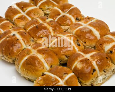 Wunderschön gebackene Brötchen. Studioaufnahme von frisch gebackenen heißen Brötchen. Stockfoto