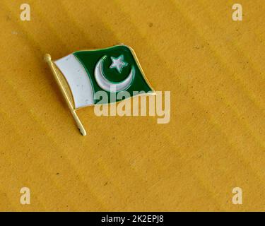 Pakistan Flagge Gold Metall Abzeichen mit selektivem Fokus Stockfoto