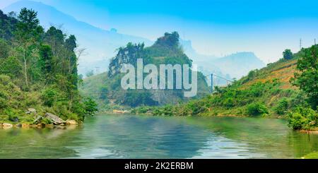 Bild einer Hängebrücke über einen kleinen Fluss im Distrikt Tua Chua, Provinz Dien Bien, Vietnam Stockfoto