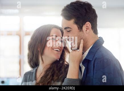 Habe ich etwas auf der Nase. Aufnahme eines jungen Paares, das sich in der Küche amüsieren und sich zu Hause entspannen kann. Stockfoto