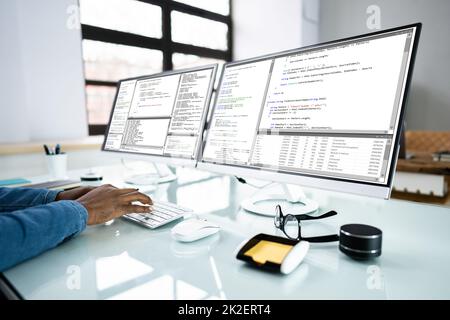 Afroamerikanischer Coder Mit Computer Am Schreibtisch Stockfoto