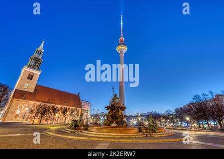 Der berühmte Alexanderplatz in Berlin ohne Menschen im Morgengrauen Stockfoto