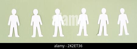 Gruppe von Menschen, gleiche Männer, soziale Distanzierung, Gemeinschaft von Menschen, Teamarbeit im Geschäft, Menge in Silhouette Stockfoto