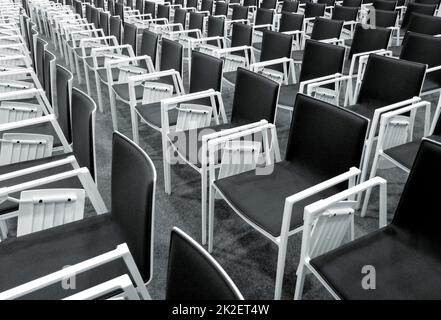 Leerer, moderner Konferenzsaal mit modernen Stühlen Stockfoto