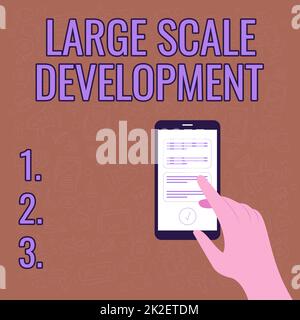Textbeschriftung zur Darstellung einer großmaßstäblichen Entwicklung. Konzept Bedeutung umfassende Entwicklung große Aufwertung Abbildung der Hand mit dem Smartphone Texten neuer wichtiger Nachrichten. Stockfoto