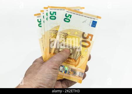 Männliche Hand mit 50 Euro Scheinen Stockfoto