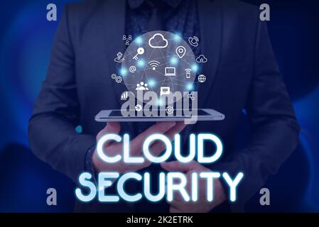 Konzeptionelle Darstellung von Cloud-Sicherheit. Internet Concept Schützen Sie die gespeicherten Informationen sicher kontrollierte Technologie man Hold Screen des Mobiltelefons zeigt die futuristische Technologie. Stockfoto