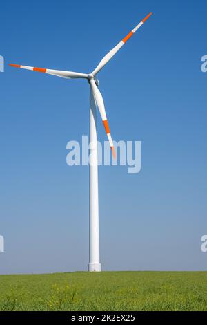 Windturbine vor einem blauen Himmel in Deutschland gesehen Stockfoto