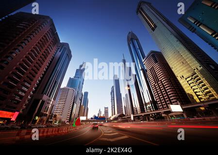 Sheikh Zayed Road bei Sonnenuntergang, Dubai, VAE Stockfoto