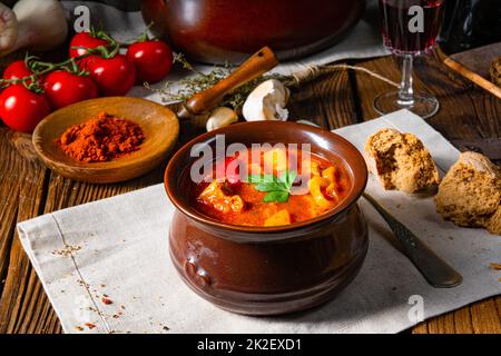 Ungarische Gulaschsuppe in einem Kessel oder Topf Stockfoto