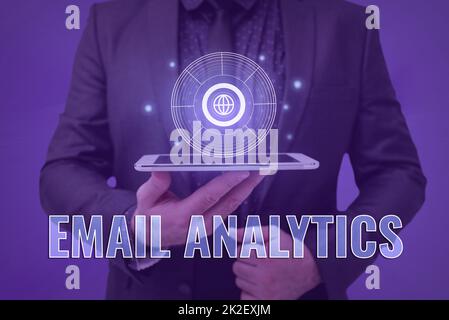 Text mit Inspiration E-Mail Analytics. Geschäftsansatz Methode zur Aufschlüsselung der Öffnungsrate, um Einblicke in den Empfängerbildschirm „man Hold“ des Mobiltelefons mit der futuristischen Technologie zu erhalten. Stockfoto