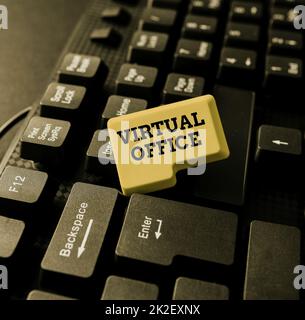 Konzeptionelle Darstellung von Virtual Office. Geschäftskonzept Virtual Office Eingabe Eines neuen Mystery Novel, Erstellen von Online-Post auf Social Media Stockfoto