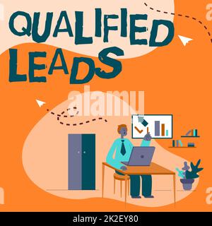 Schreiben, in dem qualifizierte Leads im Textformat angezeigt werden. Der Lead für die Geschäftsausstellung wird im Vergleich zu einem anderen Mann, der am Schreibtisch arbeitet und neue Technologien präsentiert, wahrscheinlich zum Kunden. Stockfoto