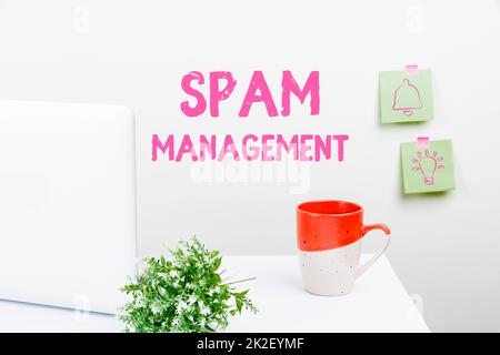 Schild mit Anzeige der Spam-Verwaltung. Konzeptionelle Fotos helfen dabei, die Menge an Spam in Ihrem Posteingang zu reduzieren oder zu filtern, Ordnung Arbeitsbereich einrichten, Schreibtischwerkzeuge Ausrüstung, Smart Office Stockfoto