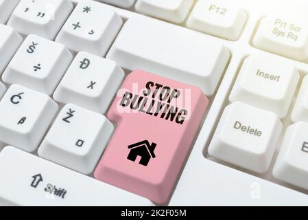 Schreiben Text anzeigen Stop Bullying. Das Geschäftskonzept bekämpft und eliminiert dieses aggressive, inakzeptable Verhalten, indem Online-Netzwerkprotokolle eingegeben und ein neues Firewall-Programm erstellt werden Stockfoto