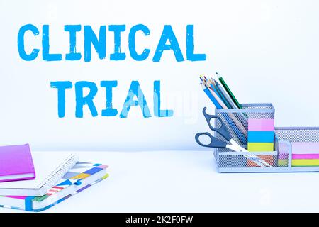 Handschriftlicher Text Clinical Trial. Konzeptionelle Fotoversuche zur Bewertung der Wirksamkeit und Sicherheit von Medikamenten-Ordnung Arbeitsbereichsaufbau, Schreibtischausrüstung, intelligentes Büro Stockfoto