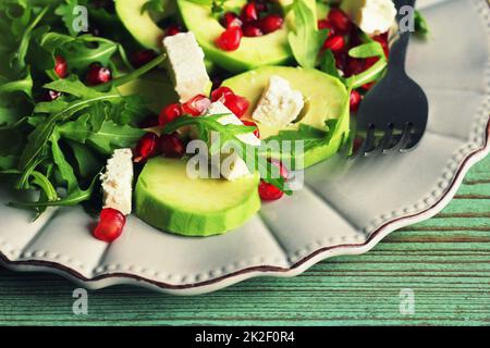 Gesunder Fitnesssalat mit Rucola, Avocado, Feta. Vegetarischer nahrhafter Salat. Keto-Diät. Das Rezept für die Essensidee von Keto Stockfoto