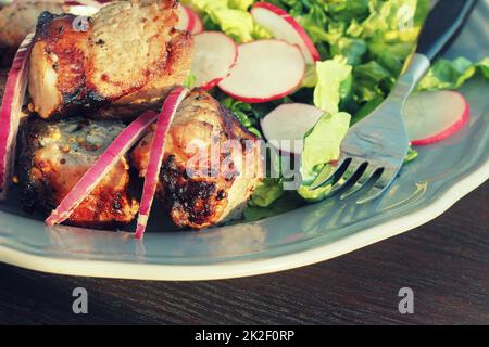 Grill Fleisch. Schweinefleisch vom Grill Spieße mit Salat auf Teller. Stockfoto