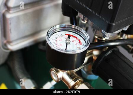 Mechanische Druckmessgeräte. Traditionelle Instrumente für die Messung von Druck. Stockfoto