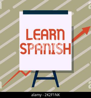 Handgeschriebenes Schild Learn Spanish. Wort geschrieben in Übersetzung Sprache in Spanien Vokabeln Dialekt Sprache Whiteboard Zeichnung mit Pfeil nach oben zeigt wachsendes Diagramm. Stockfoto