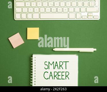 Schild mit Anzeige von Smart Career. Geschäftlicher Ansatz Tätigkeit oder Beruf, für die Sie für „Expert on IT“-Tastatur über einem Tisch neben einem Notizbuch und Stiften mit Haftnotizen ausgebildet wurden Stockfoto