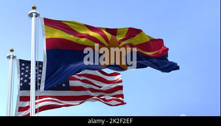 Die Flaggen des Staates Arizona und der Vereinigten Staaten winken im Wind Stockfoto
