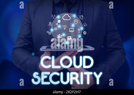 Konzeptionelle Darstellung von Cloud-Sicherheit. Internet Concept Schützen Sie die gespeicherten Informationen sicher kontrollierte Technologie man Hold Screen des Mobiltelefons zeigt die futuristische Technologie. Stockfoto