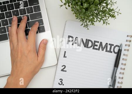 Handschrifttext Pandemic. Das Internet-Konzept tritt in einem weiten Bereich auf und betrifft einen hohen Anteil an Einwohnern Bürobedarf über Schreibtisch mit Tastatur und Brille sowie Kaffeetasse für die Arbeit Stockfoto