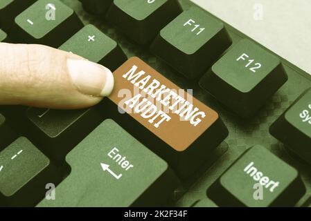 Textzeichen mit Marketing Audit. Internet-Konzeptprüfung und Analyse der Marketingaktivitäten Herunterladen von Online-Dateien und -Daten, Hochladen von Programmcodes Stockfoto