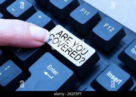 Textzeichen mit der Frage „sind Sie abgedeckt?“. Geschäftsansatz, der fragt, ob er eine Berufs- oder Lebensversicherung hat, indem er Online-Anmeldeformulare ausfüllt und Internetdaten sammelt und bearbeitet Stockfoto