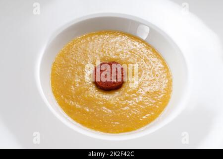 Italienische Polenta mit Parmesankäse und Chorizo-Wurst Stockfoto