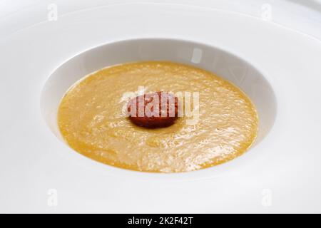 Polenta-Maiskorn mit Parmesankäse und Wurst Stockfoto