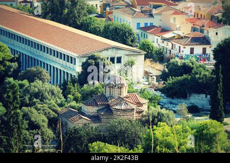 Luftaufnahme von Stoa des Attalos Häuser und Kirche der Heiligen Apostel, Athen, Griechenland Stockfoto