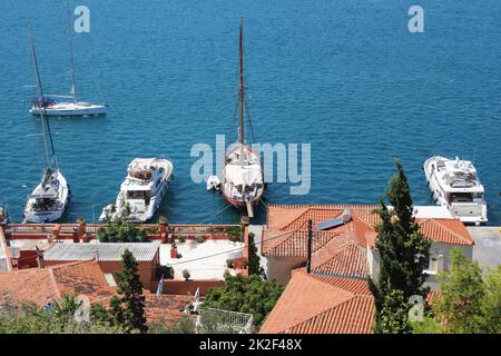 Fähre auf Poros Island in einem Sommertag in Griechenland Stockfoto