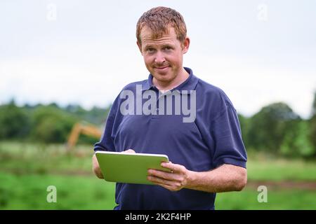 Die Landwirtschaft mit moderner Technik einfacher machen. Aufnahme eines Farmers mit einem digitalen Tablet auf seiner Farm. Stockfoto