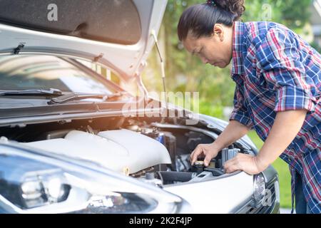 Haube öffnen Mechaniker motor System prüfen, Schäden Car Crash, und reparieren Sie sie. Stockfoto