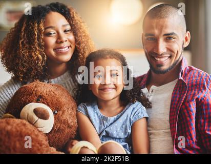 Familie, das größte Geschenk des Lebens. Porträt einer glücklichen, jungen Familie von drei Kindern, die zu Hause viel Zeit miteinander verbringen. Stockfoto