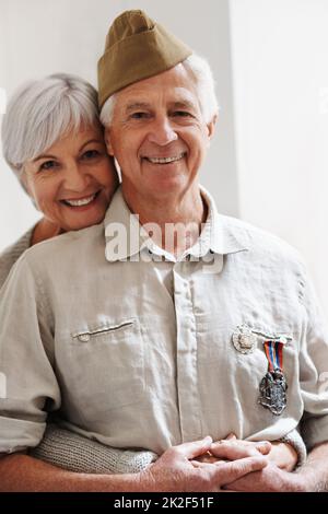 In seiner Uniform sieht er immer noch so hübsch aus. Kurzer Schuss eines älteren Kriegsveteranen und seiner Frau. Stockfoto