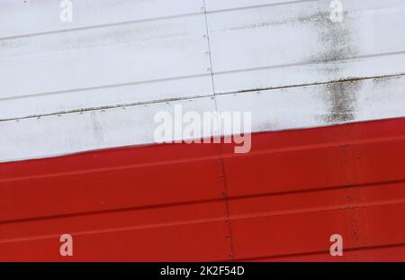 Grunge-Flagge von Polen auf Metall mit Nieten Stockfoto