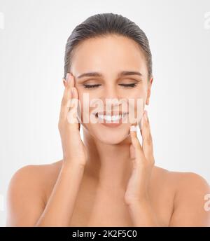 Perfektion perfektionieren. Studio-Beauty-Aufnahme einer attraktiven Brünette Frau. Stockfoto