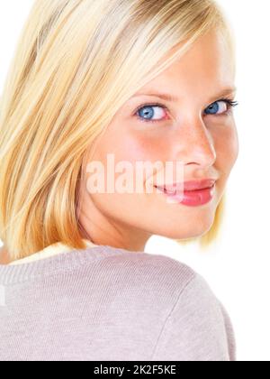 Natürliche und frische Schönheit. Wunderschöne junge blonde Frau lächelt fröhlich vor einem weißen Hintergrund. Stockfoto