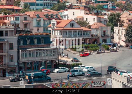 Tiflis, Georgien - 22. August 2022: Alte historische Häuser in Tiflis. Abanotubani Stockfoto