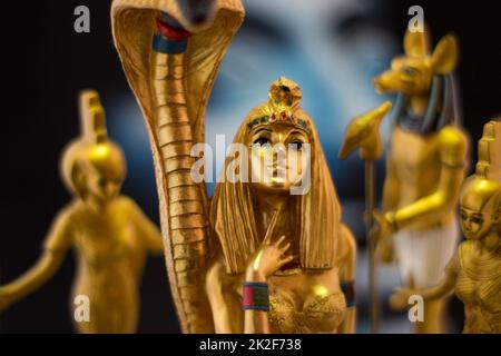 Stille Leben mit ägyptischen Figuren kleopatra, anubis Stockfoto