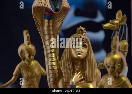 Stille Leben mit ägyptischen Figuren kleopatra, anubis Stockfoto