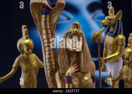 Stille Leben mit ägyptischen Figuren kleopatra, anubis Stockfoto