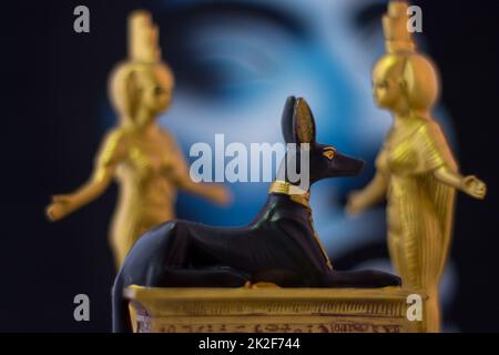 Ägyptische Statuetten anubis eset in Gold Stockfoto